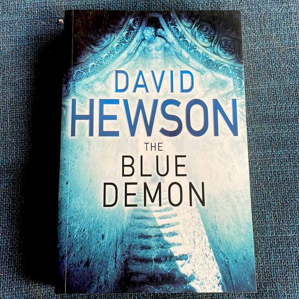 The Blue Demon - David Hewson. Thriller. Novel. Softcover.